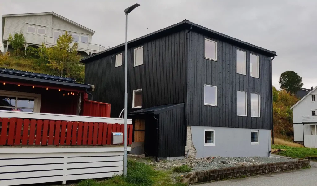 Det nyoppussede huset der du finner Melstein og Adsen